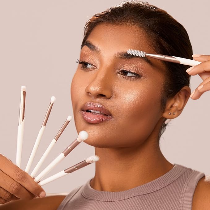 Real Techniques Sculpting Brush (by Sam &amp; Nic)