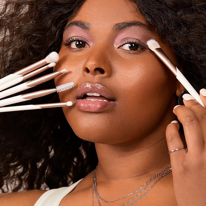 Real Techniques Sculpting Brush (by Sam &amp; Nic)